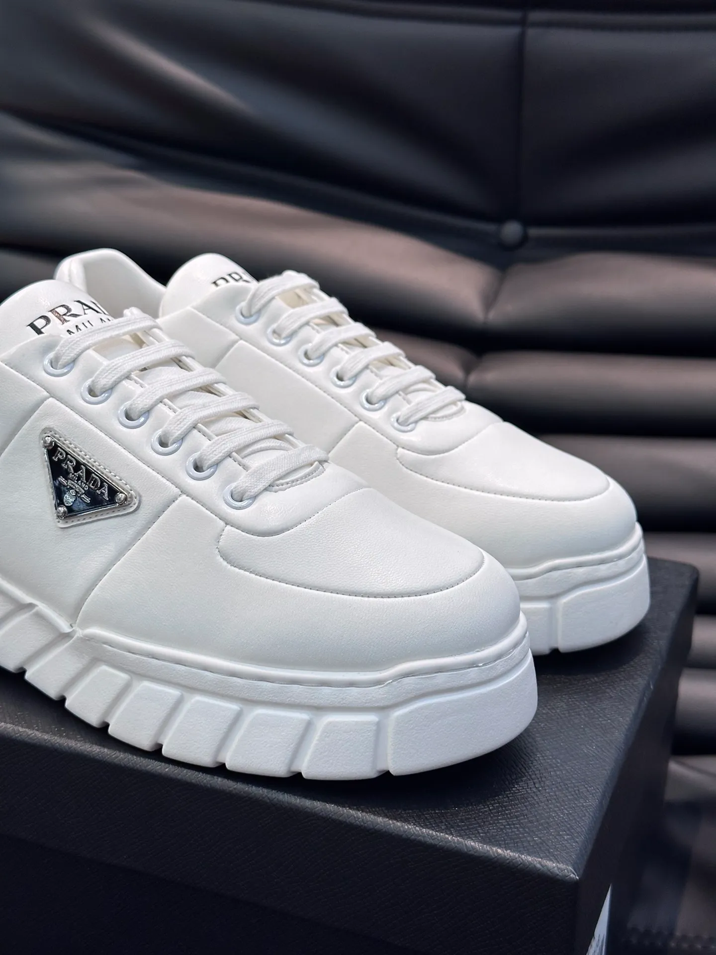 Men's shoes 💰p400 "Men's shoes 💰pRAD*" Men's shoes 💰prad* high-end men's thick-soled casual sports shoes, the details are perfectly replica of the original version, made of imported matte cowhide, full of texture, full calfskin lining, breathable and comfortable, men's shoes 💰p's classic black and white enamel metal logo decoration, all interpreting the brand style Genuine leather tongue Men's shoes on the tongue and heel 💰pRADA letter badges are embellished to show the brand style. Lightweight concave and convex pattern rubber outsole. Lightweight and increased by about 4CM. Excellent foot feel. Comfortable and breathable. Comes with original packaging. Size: 38-44